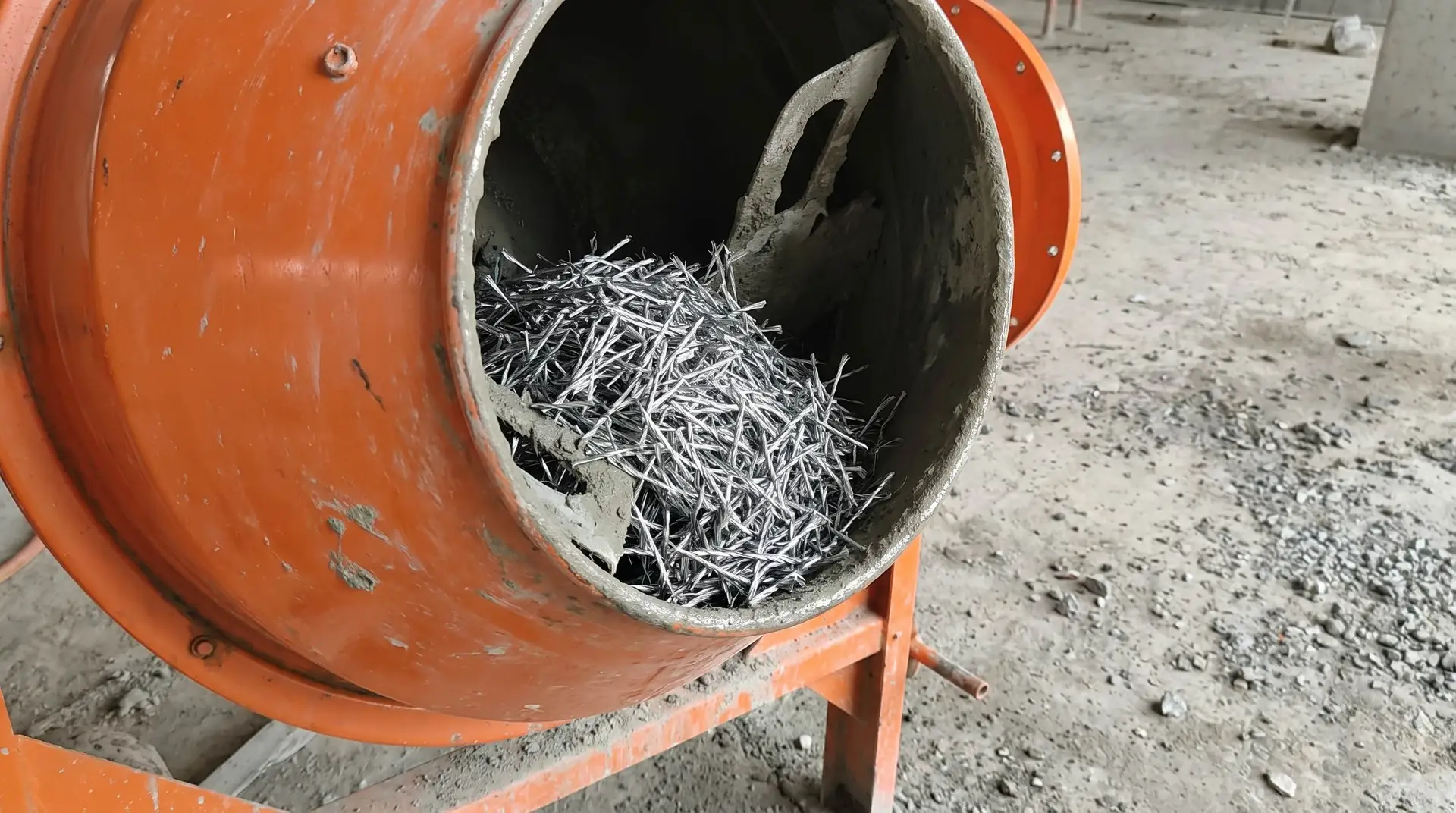 Jakie włókna do betonu wybrać? Na co zwrócić uwagę przed zakupem